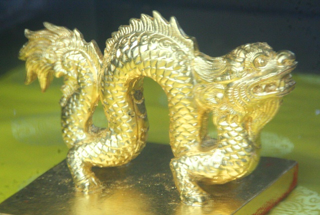 Triển l&atilde;m 11 ấn rồng v&agrave;ng tinh xảo triều Nguyễn 